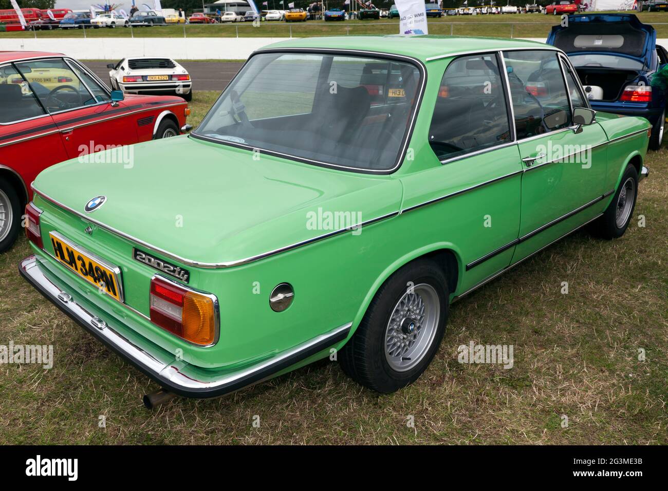 Drei Viertel Rückansicht eines 1975 BMW 2002 TII auf statischem Display beim Silverstone Classic 2017 Stockfoto