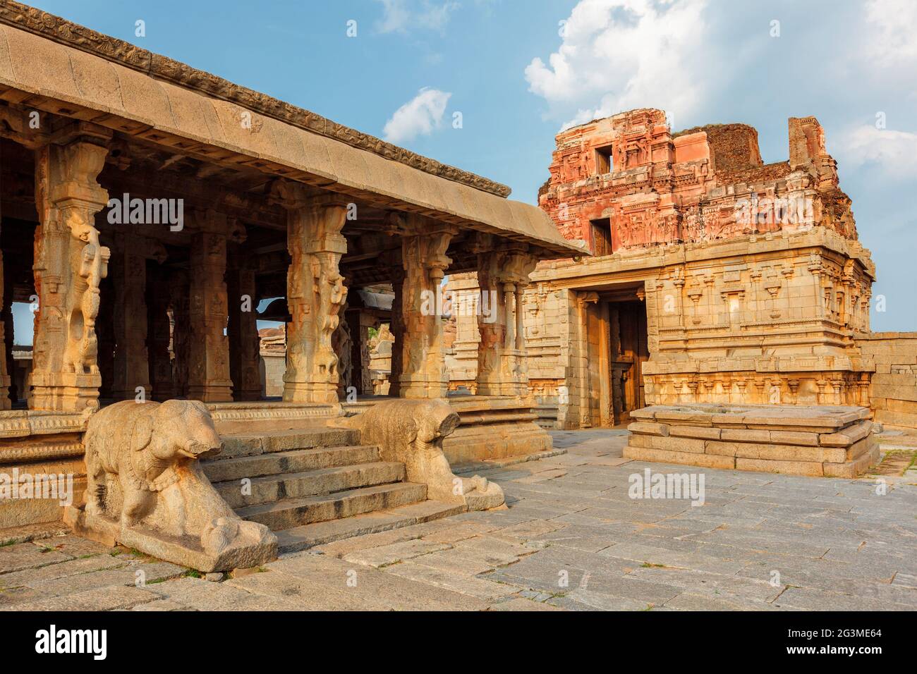 Krishna-Tempel und Gopura-Turm. Hampi, Karnataka, Indien Stockfoto