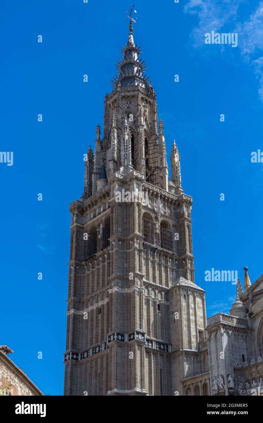 Toledo / Spanien - 05 12 2021: Detaillierte Turmansicht des gotischen Denkmalgebäudes Primatenkathedrale der Heiligen Maria von Toledo Stockfoto