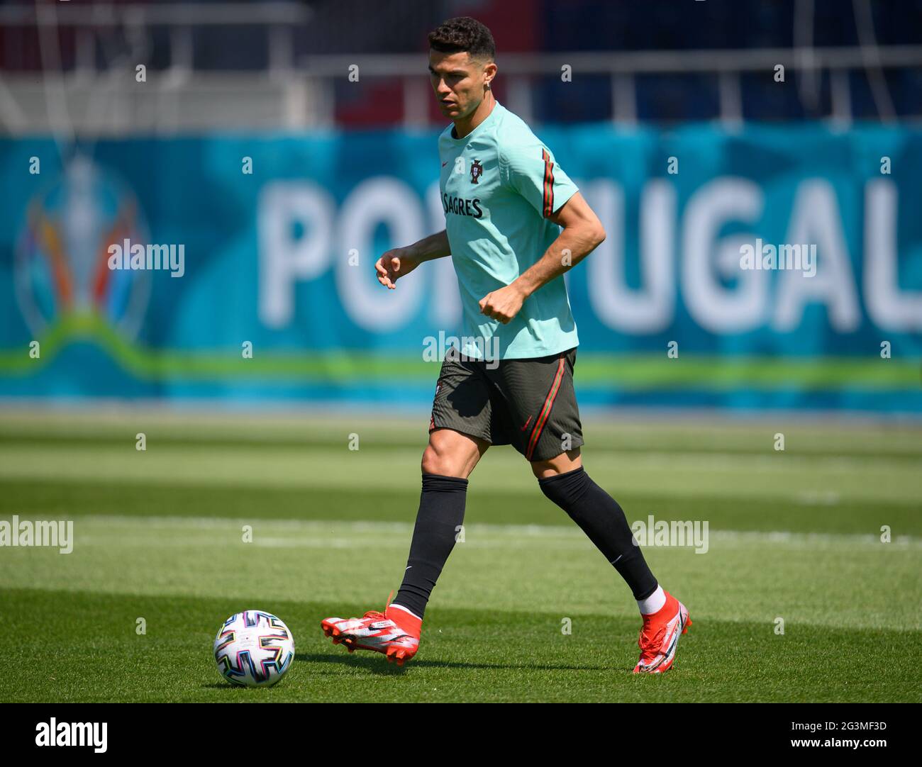 Budapest, Ungarn. Juni 2021. Fußball: Europameisterschaft, Gruppe F, vor dem Spiel Portugal - Deutschland, Portugal Training. Cristiano Ronaldo spielt den Ball. Quelle: Robert Michael/dpa-Zentralbild/dpa/Alamy Live News Stockfoto