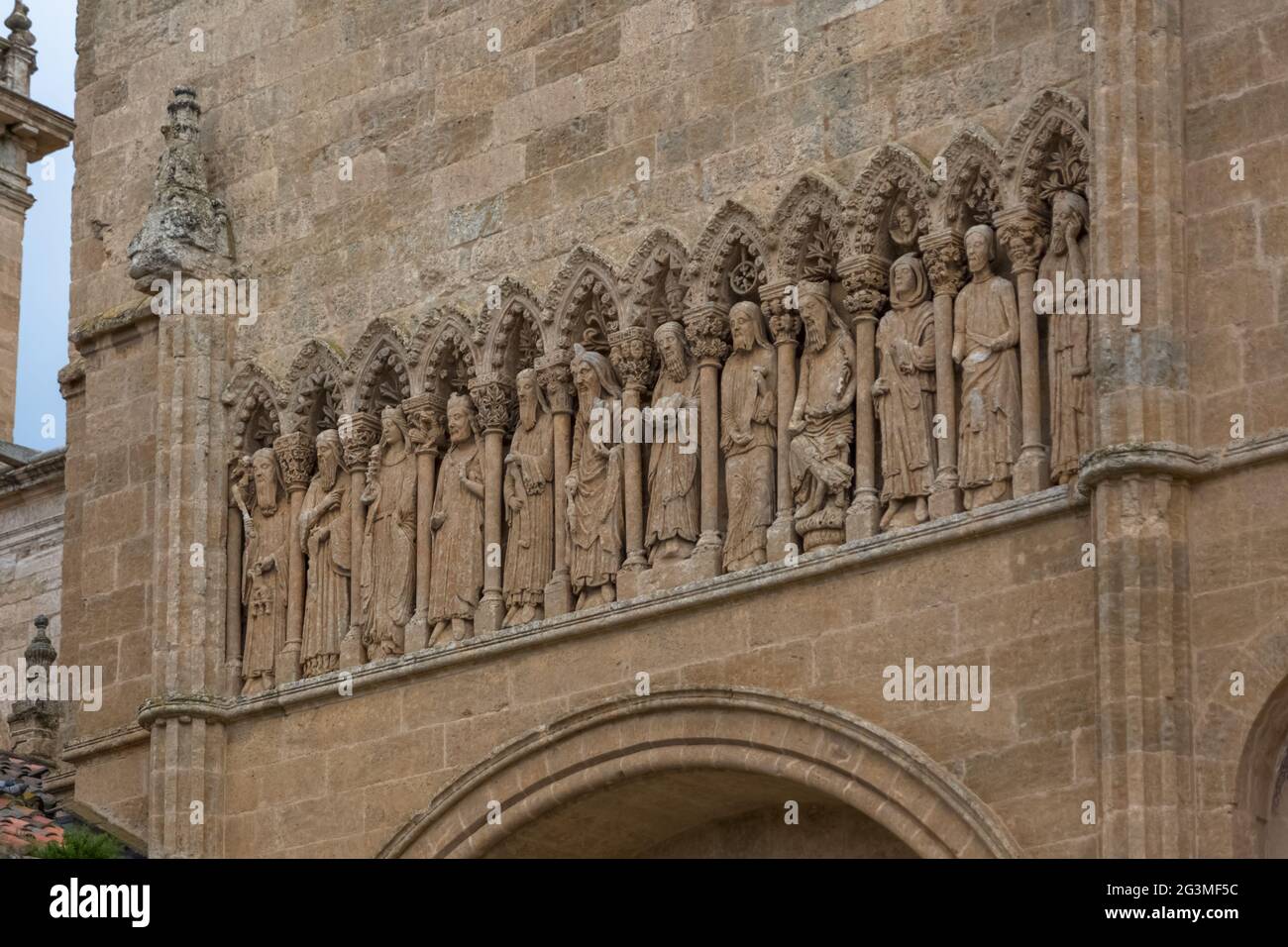 Detailansicht einer erstaunlichen romanischen Skulptur am Kettentor, Fassade der Kathedrale von Cuidad Rodrigo, mit Protagonisten des Alten Testaments... Stockfoto