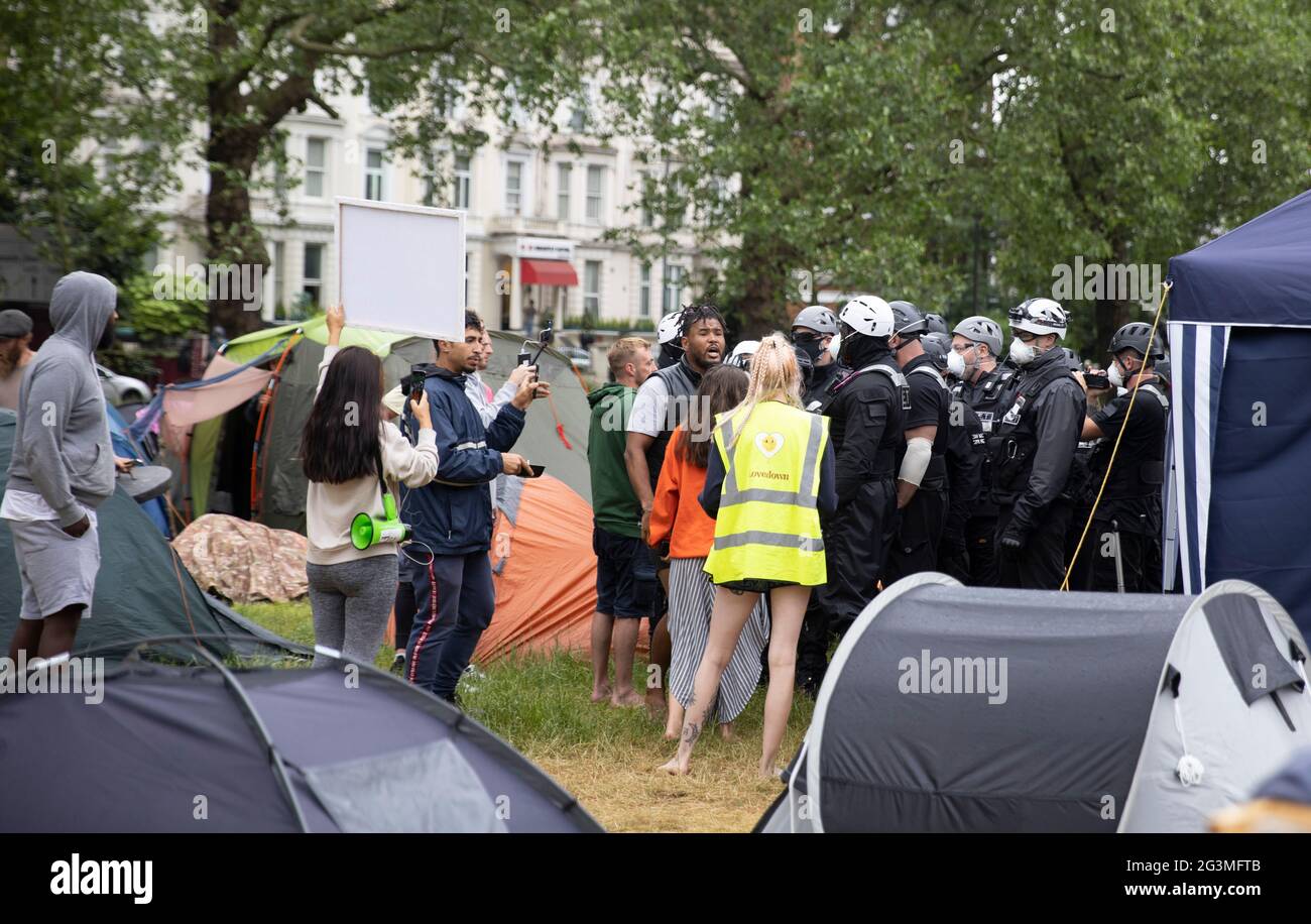 London, Großbritannien. Juni 2021. Polizei- und Polizeibeamte versuchen, eine Gruppe von Menschen zu vertreiben, die ein Lager auf Shepherd's Bush Green eingerichtet haben. Kredit: Mark Thomas/Alamy Live Nachrichten Stockfoto