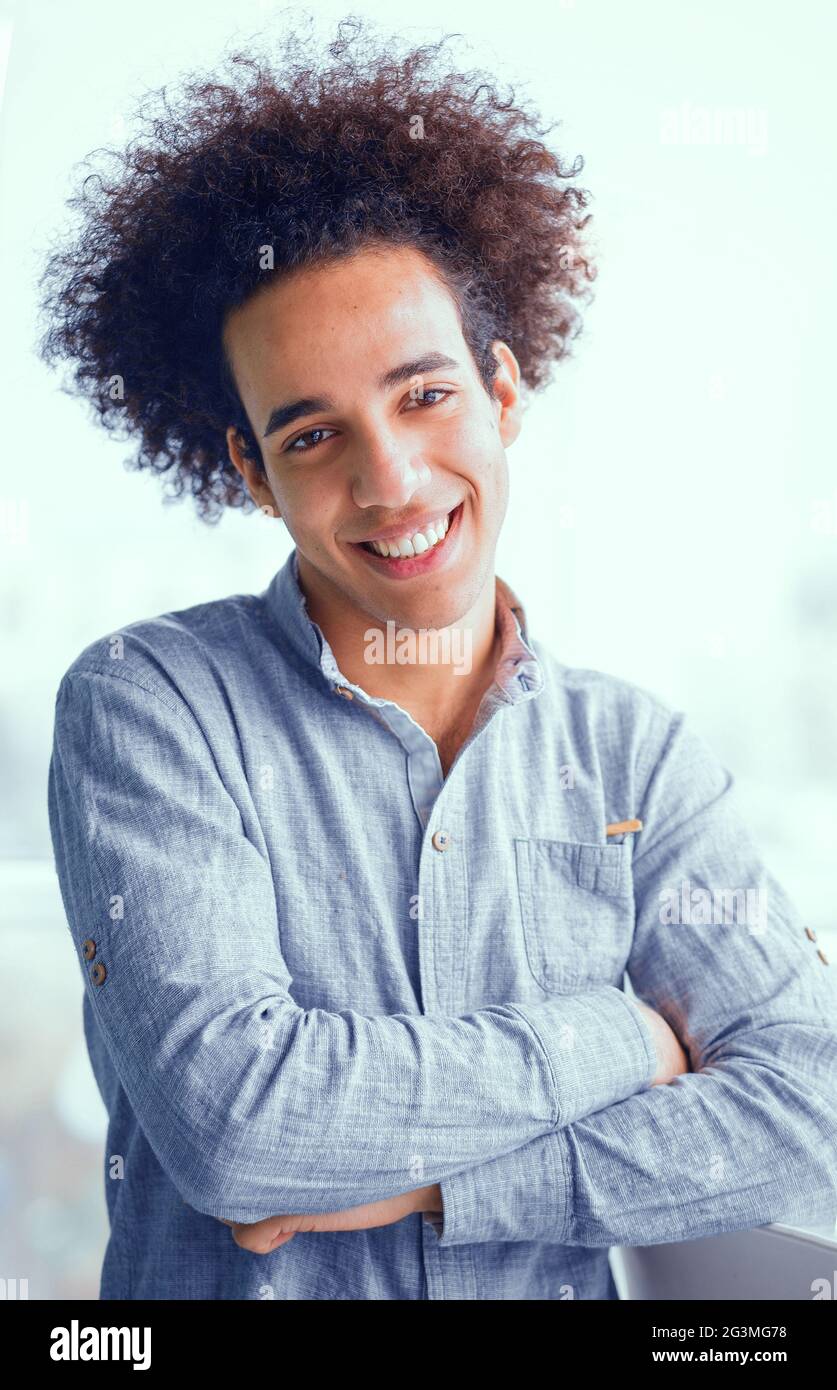 Porträt der jungen Unternehmer in Shirt mit verschränkten Armen. Stockfoto