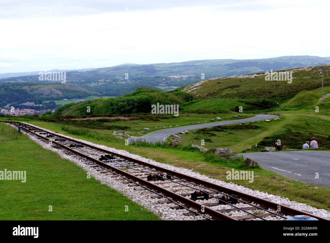 Straßenbahn und Straße zum Gipfel des Great Orme North Wales Stockfoto