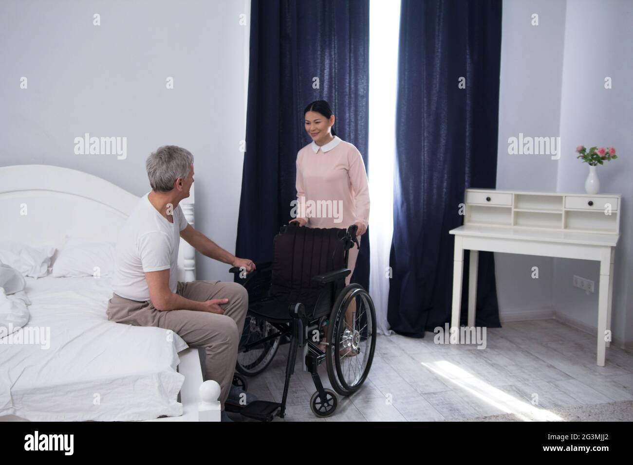 Krankenschwester Unterstützung für behinderte Menschen. Stockfoto