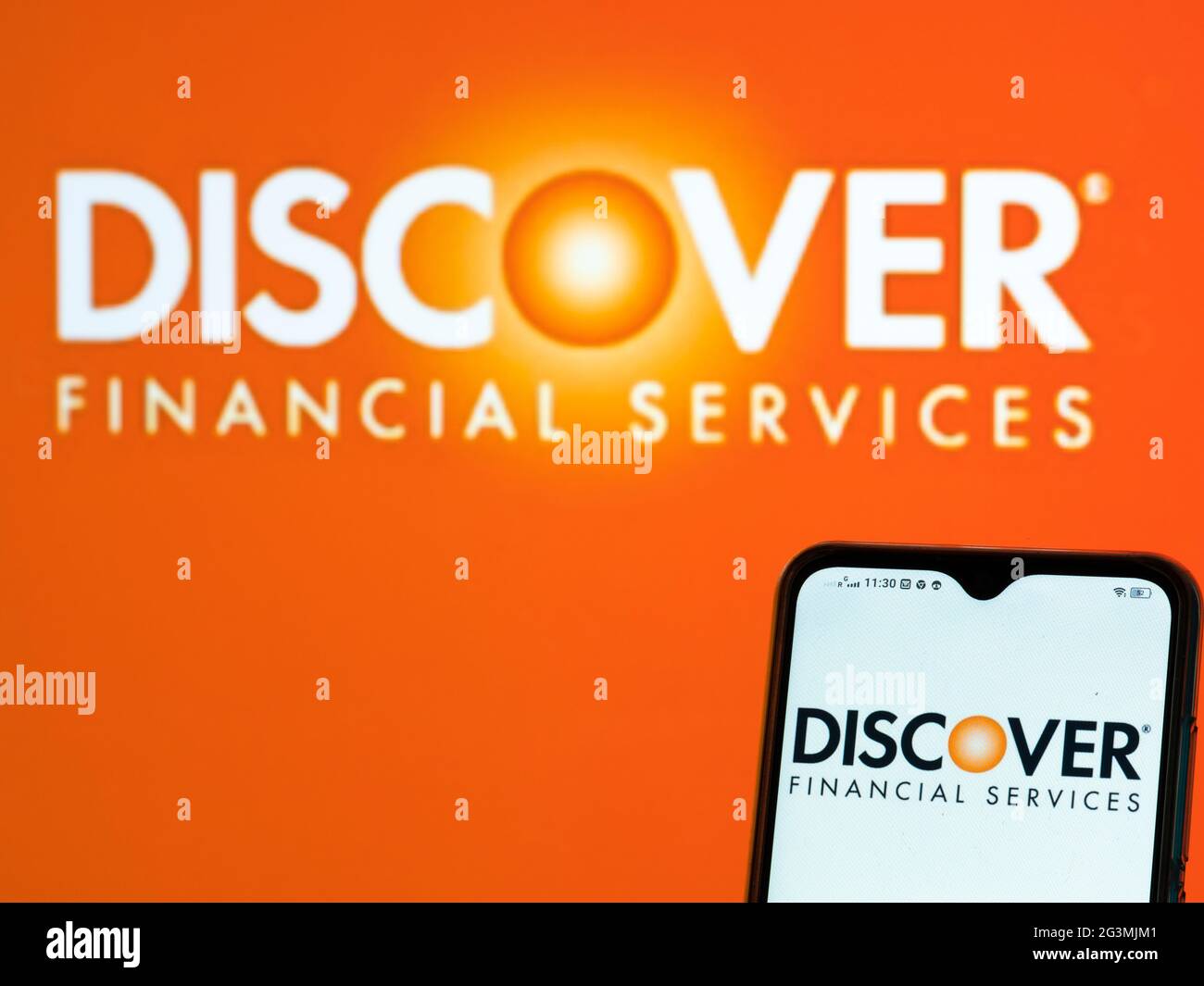 In dieser Abbildung wird ein Discover Financial Services Inc.-Logo auf einem Smartphone angezeigt. Stockfoto