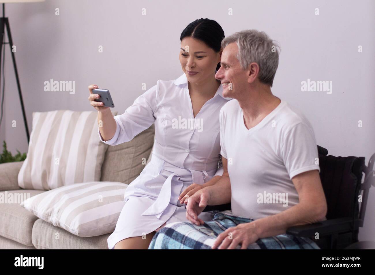 Krankenschwester unter selfie mit älteren Patienten. Stockfoto