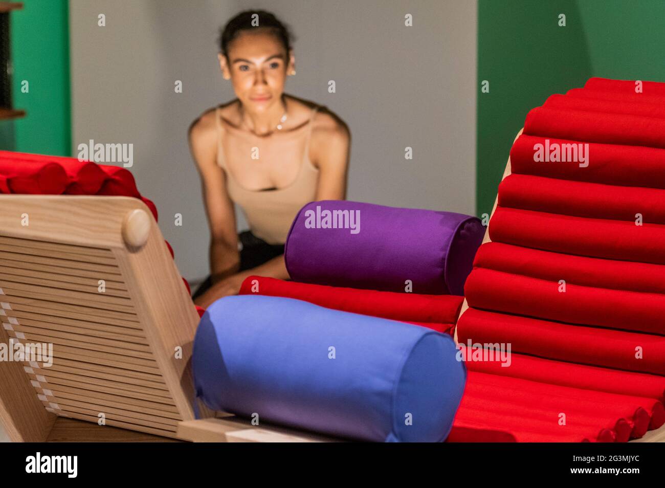 London, Großbritannien. Juni 2021. Doppelchaiselonge, 1952 - Charlotte Perriand: The Modern Life at the Design Museum. Das Werk eines wegweisenden Designers, der „das 20. Jahrhundert geprägt hat“. Kredit: Guy Bell/Alamy Live Nachrichten Stockfoto