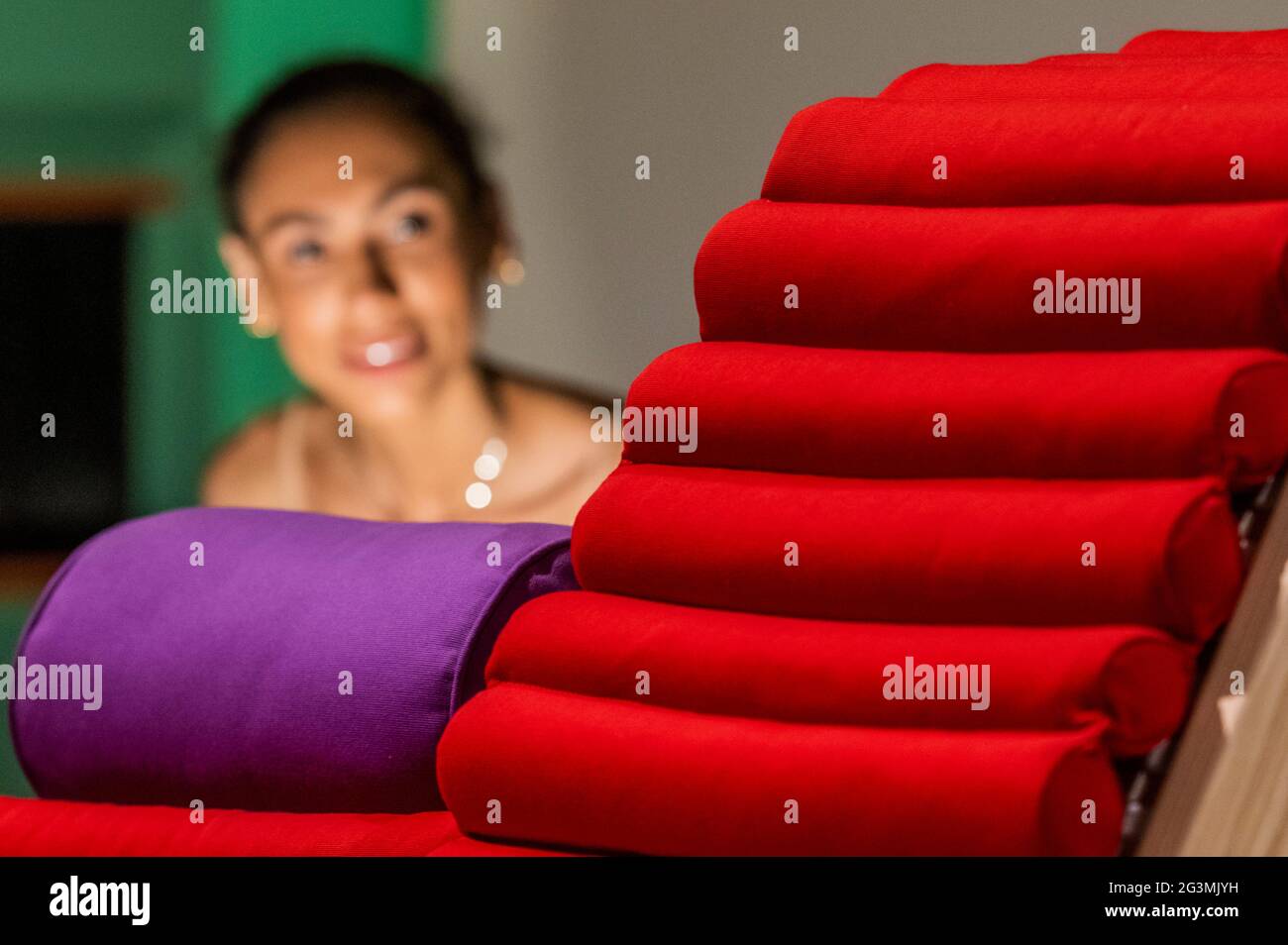 London, Großbritannien. Juni 2021. Doppelchaiselonge, 1952 - Charlotte Perriand: The Modern Life at the Design Museum. Das Werk eines wegweisenden Designers, der „das 20. Jahrhundert geprägt hat“. Kredit: Guy Bell/Alamy Live Nachrichten Stockfoto