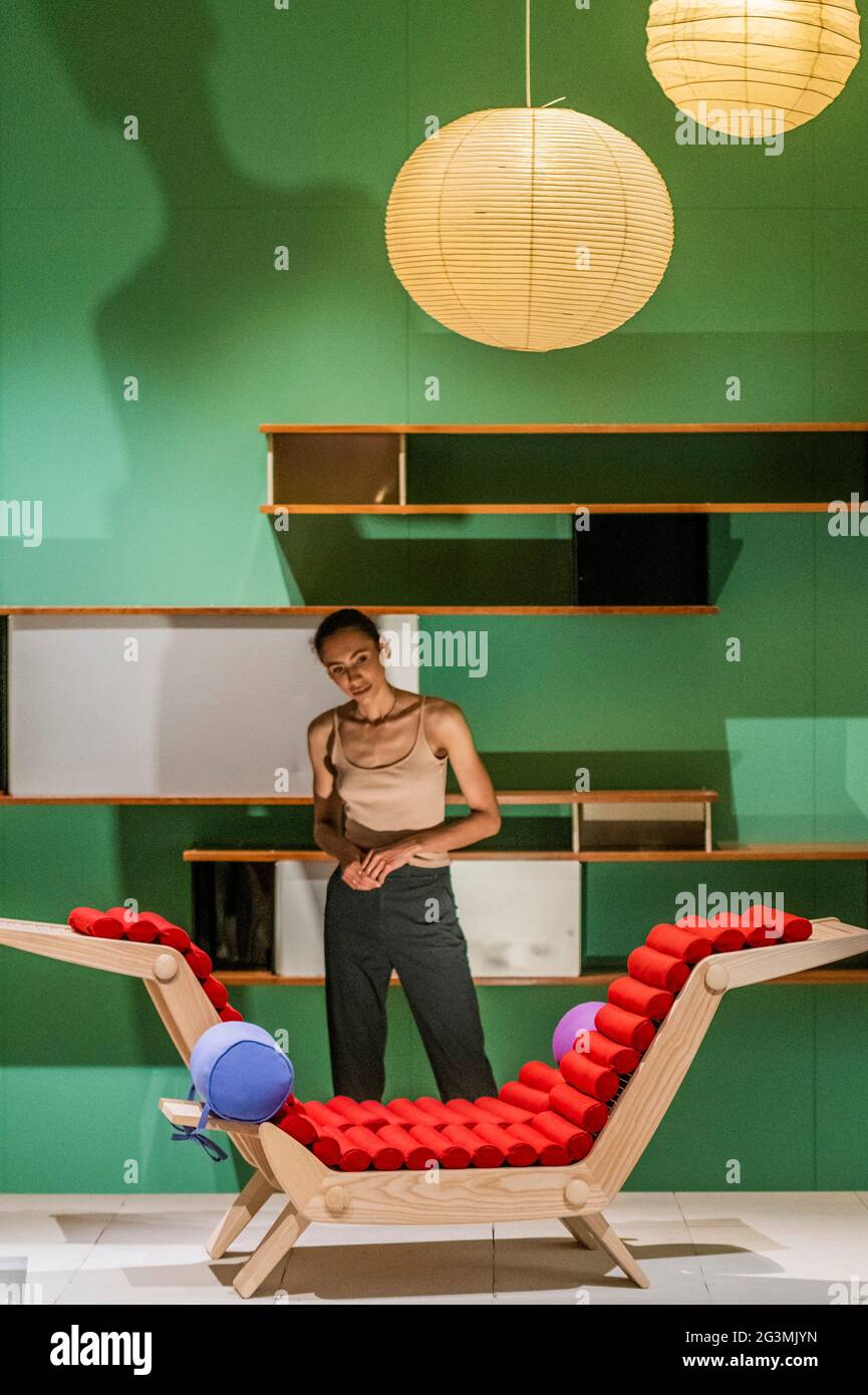 London, Großbritannien. Juni 2021. Doppel-Chaiselonge, 1952 mit Nuage Bücherregal im Hintergrund - Charlotte Perriand: The Modern Life im Design Museum. Das Werk eines wegweisenden Designers, der „das 20. Jahrhundert geprägt hat“. Kredit: Guy Bell/Alamy Live Nachrichten Stockfoto