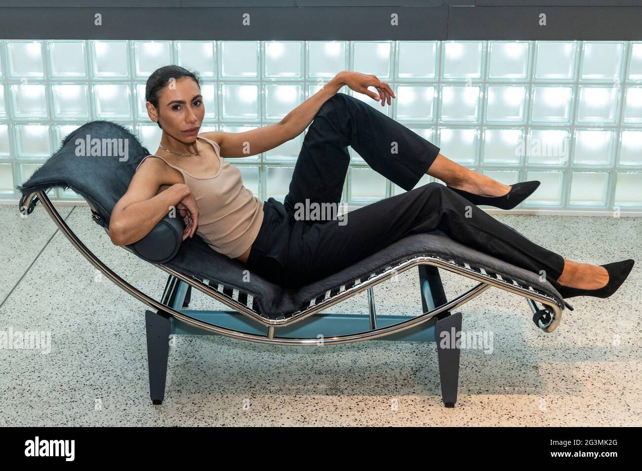 London, Großbritannien. Juni 2021. Chaise Longe Basculante, 1928 - Charlotte Perriand: The Modern Life at the Design Museum. Das Werk eines wegweisenden Designers, der „das 20. Jahrhundert geprägt hat“. Kredit: Guy Bell/Alamy Live Nachrichten Stockfoto