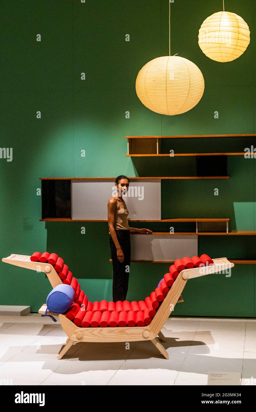 London, Großbritannien. Juni 2021. Doppel-Chaiselonge, 1952 mit Nuage Bücherregal im Hintergrund - Charlotte Perriand: The Modern Life im Design Museum. Das Werk eines wegweisenden Designers, der „das 20. Jahrhundert geprägt hat“. Kredit: Guy Bell/Alamy Live Nachrichten Stockfoto