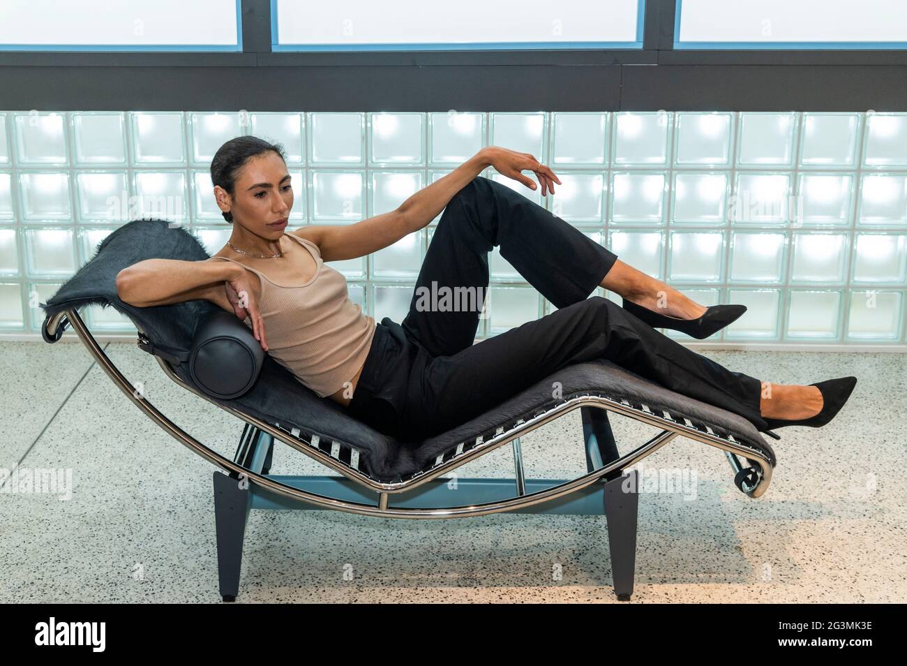 London, Großbritannien. Juni 2021. Chaise Longe Basculante, 1928 - Charlotte Perriand: The Modern Life at the Design Museum. Das Werk eines wegweisenden Designers, der „das 20. Jahrhundert geprägt hat“. Kredit: Guy Bell/Alamy Live Nachrichten Stockfoto