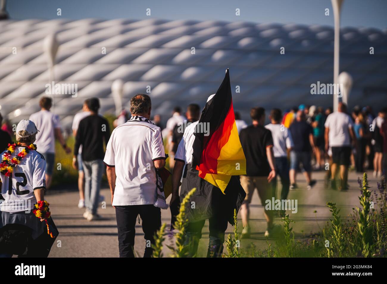 MÜNCHEN, 15. Jun 2021: Fans der deutschen Nationalmannschaft auf dem Weg zum Fußballspiel Deutschland gegen Frankreich der Europameisterschaft 2021. Stockfoto