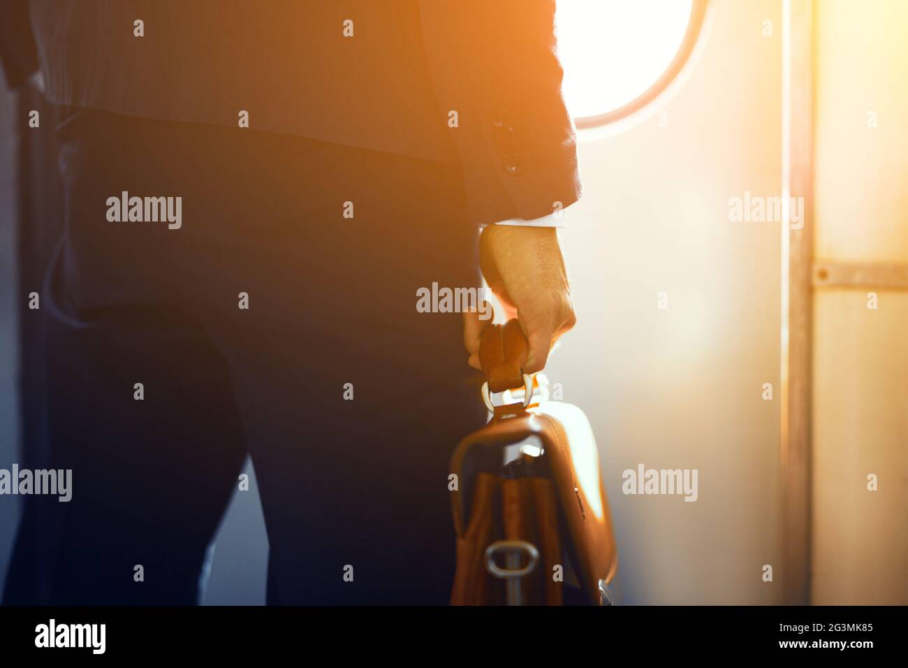 Mann mit Leder Tasche, während auf dem Zug. Stockfoto