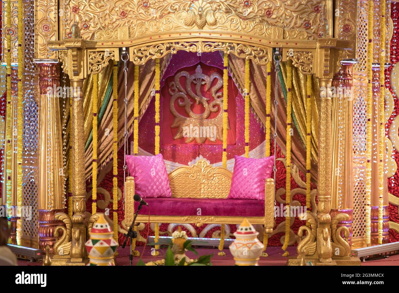 Mandap für eine Hochzeitszeremonie in einem geschmückten Saal Stockfoto