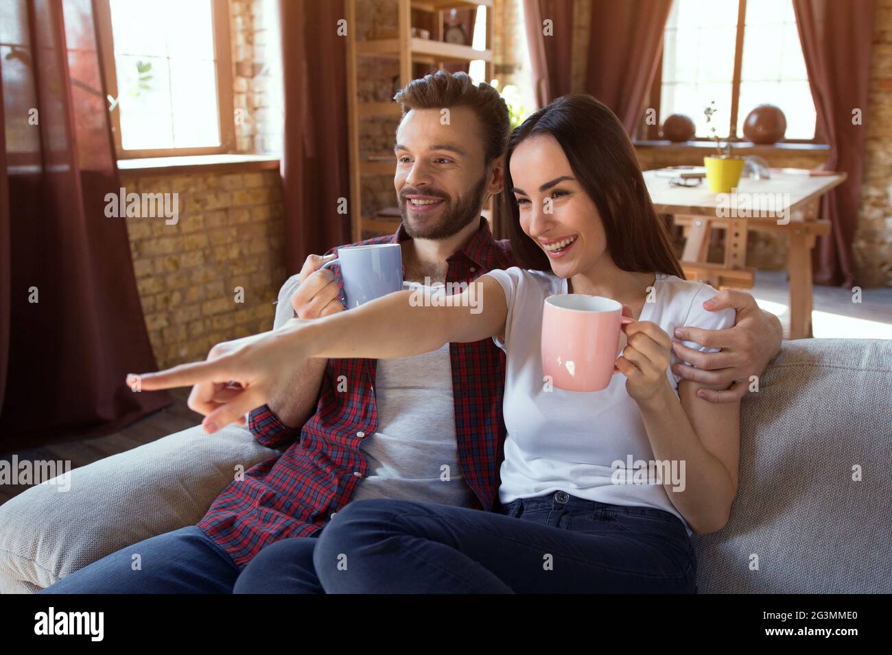 Schönes Paar, das zusammen Kaffee trinkt. Stockfoto