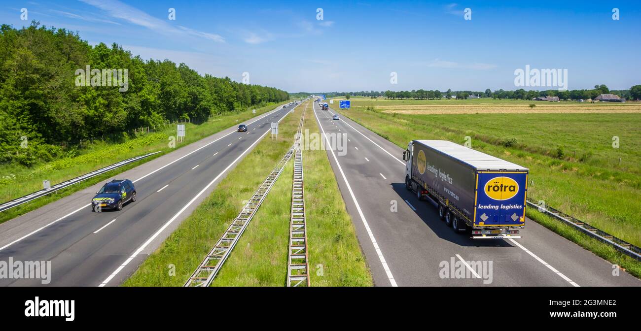 Panorama eines LKW und Autos auf der Autobahn A28 durch die Landschaft von Drenthe, Niederlande Stockfoto