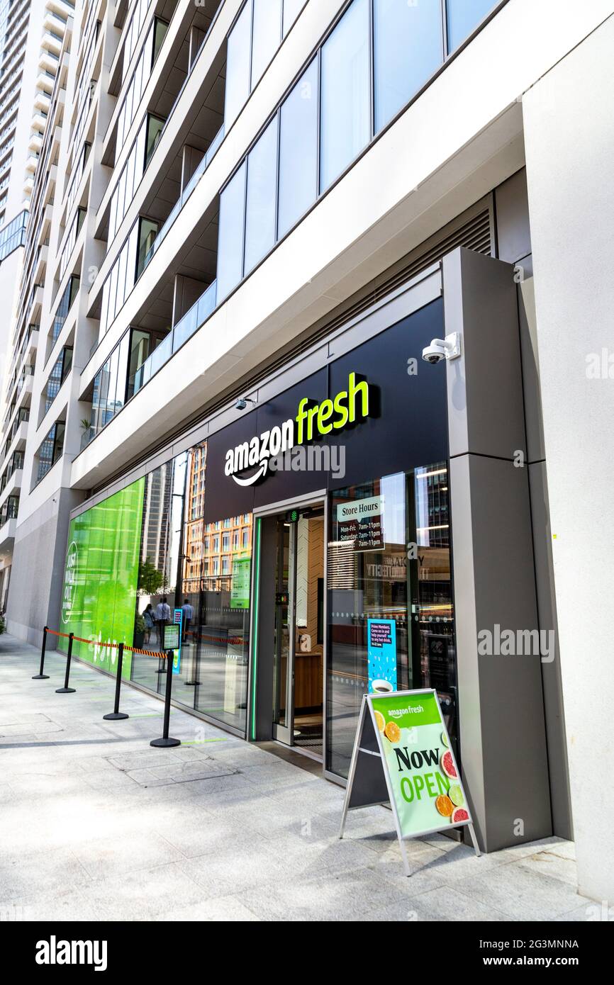 14. Juni 2021 - Neuer Amazon Frischwarenladen in Wood Wharf, Canary Wharf London, UK Stockfoto