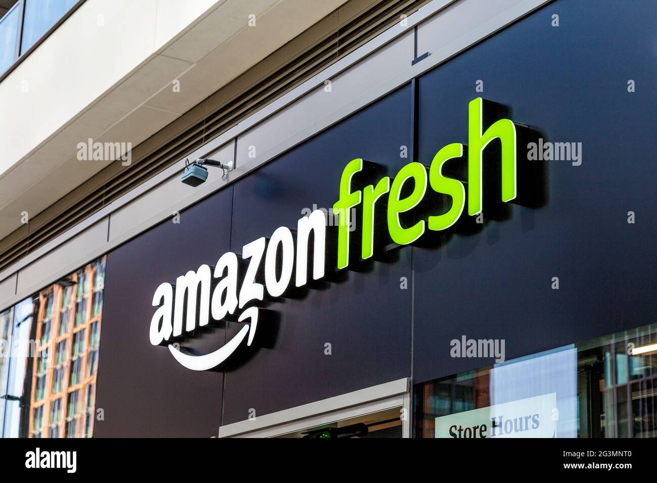 14. Juni 2021 - Neuer Amazon Frischwarenladen in Wood Wharf, Canary Wharf London, UK Stockfoto
