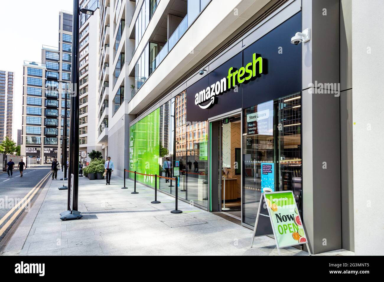 14. Juni 2021 - Neuer Amazon Frischwarenladen in Wood Wharf, Canary Wharf London, UK Stockfoto