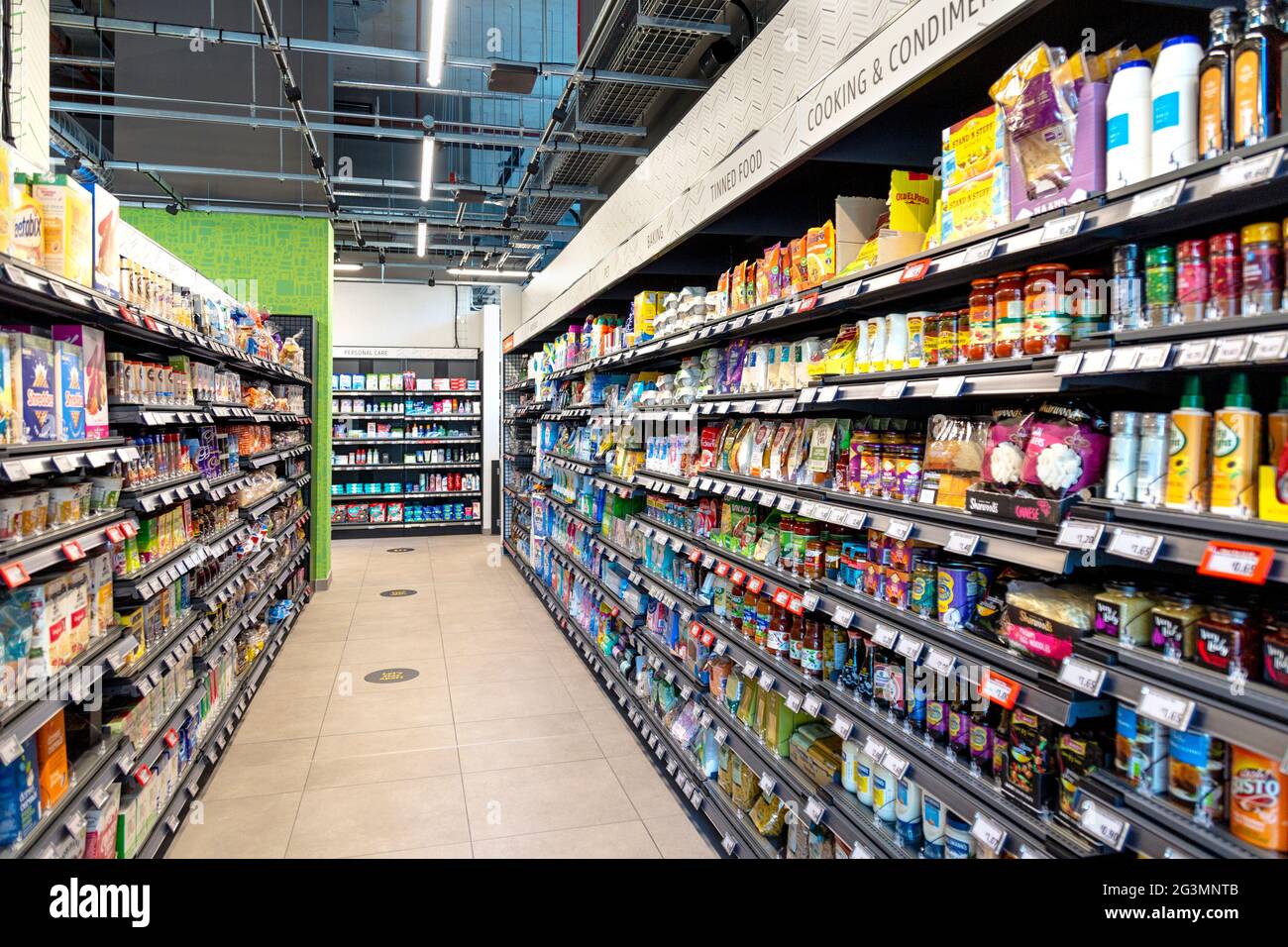 14. Juni 2021 - Neuer Amazon Frischwarenladen in Wood Wharf, Canary Wharf London, UK Stockfoto