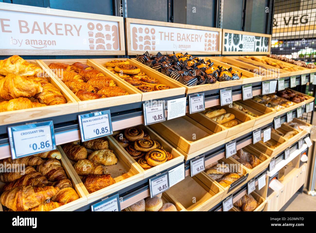 14. Juni 2021 - Bäckerei im neuen Amazon Fresh Lebensmittelgeschäft in Wood Wharf, Canary Wharf London, Großbritannien Stockfoto