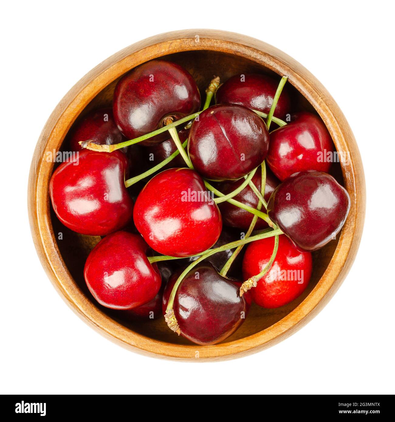 Frische Kirschen, in einer Holzschüssel, fertig zum Essen. Rote und reife Früchte der echten Kirschart Prunus avium, eine Steinobstsorte. Nahaufnahme. Stockfoto