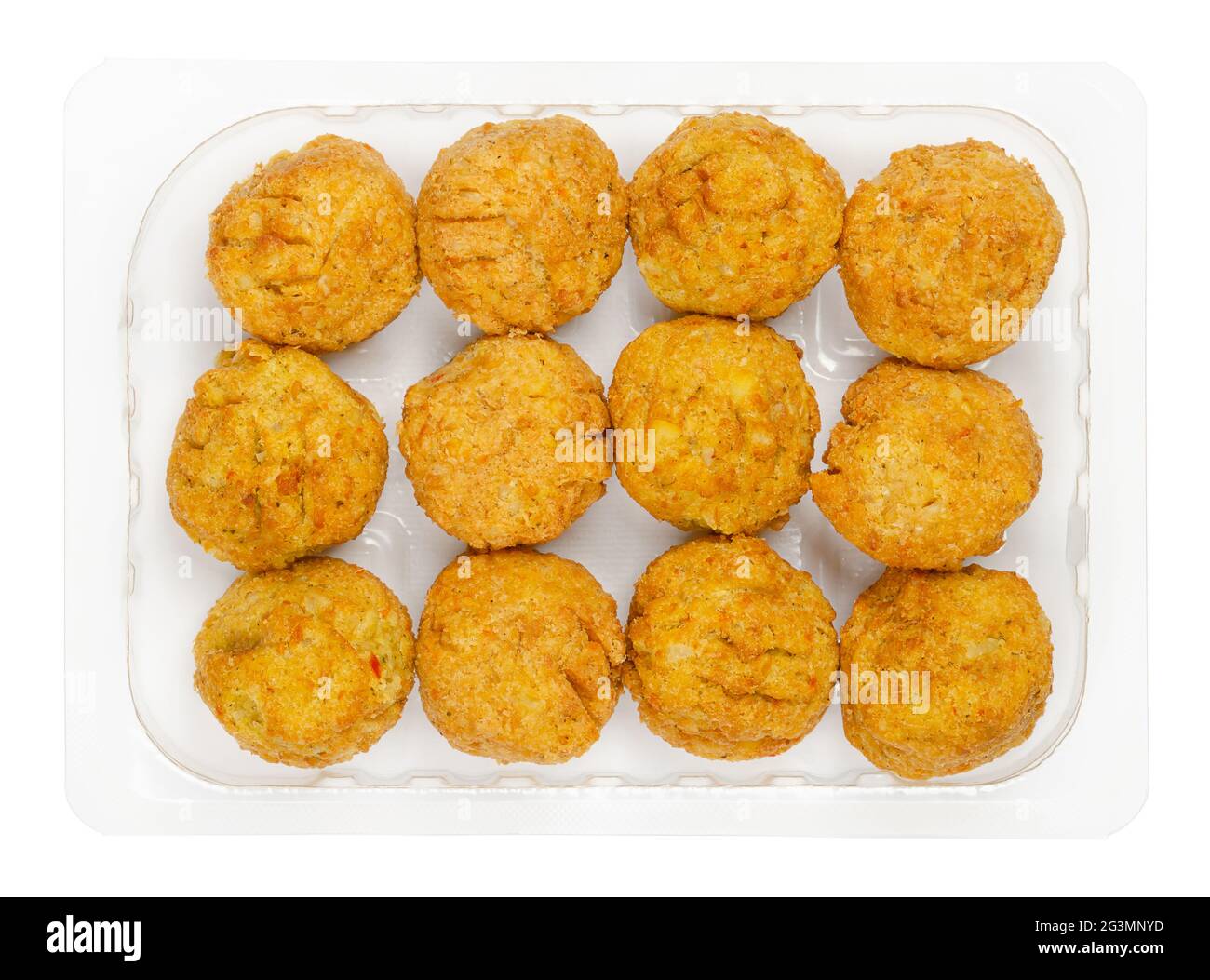 Vorgebratene vegane Falafel-Kugeln, in einem klaren Kunststoffbehälter. Kugelförmige Krabben, basierend auf Kichererbsen und Reis, einem traditionellen nahöstlichen Essen. Stockfoto