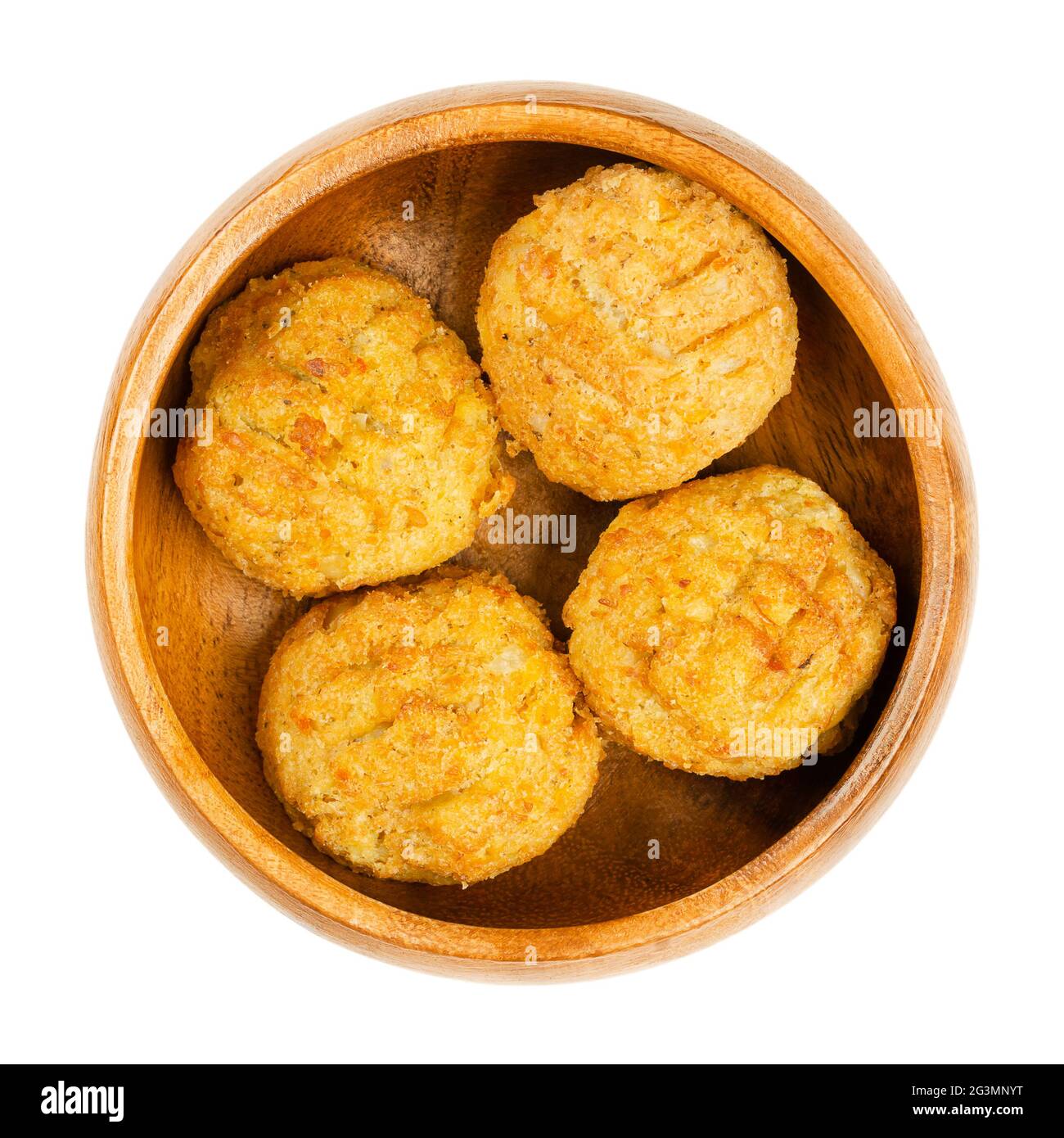 Vorgebratene vegane Falafel-Kugeln, in einer Holzschale. Gruppe von kugelförmigen Krabben, basierend auf Kichererbsen und Reis, einem traditionellen nahöstlichen Essen. Stockfoto