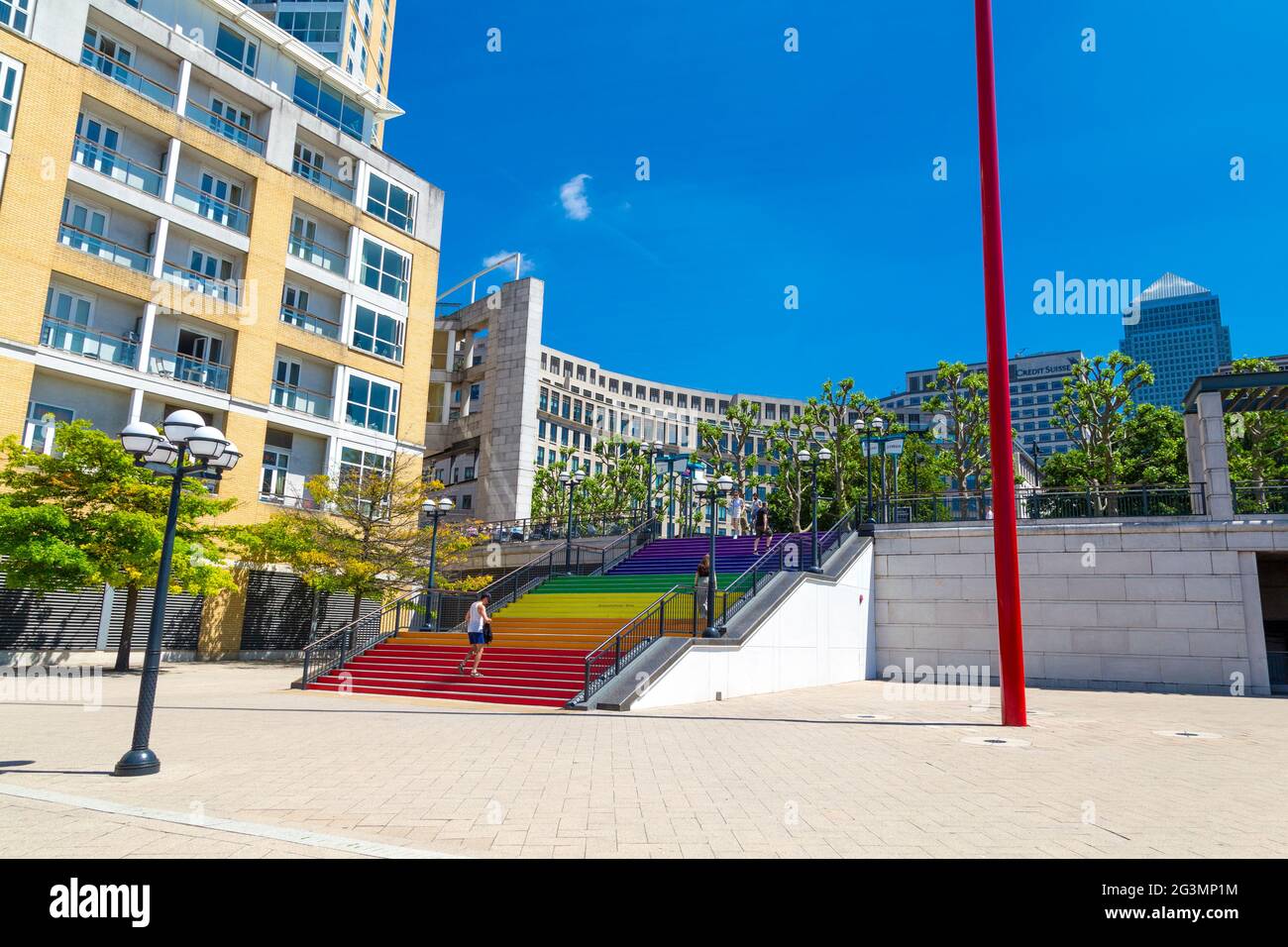 14. Juni 2021 - Treppe am Westferry Circus, dekoriert mit Regenbogenfarben der Pride-Flagge für den Pride Month, Canary Wharf, London, UK Stockfoto