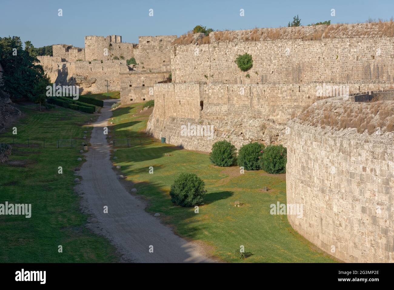 Rhodos Stadtmauer in Rhodos, Griechenland. Die mittelalterliche Stadt Rhodos ist zum UNESCO-Weltkulturerbe ernannt worden Stockfoto