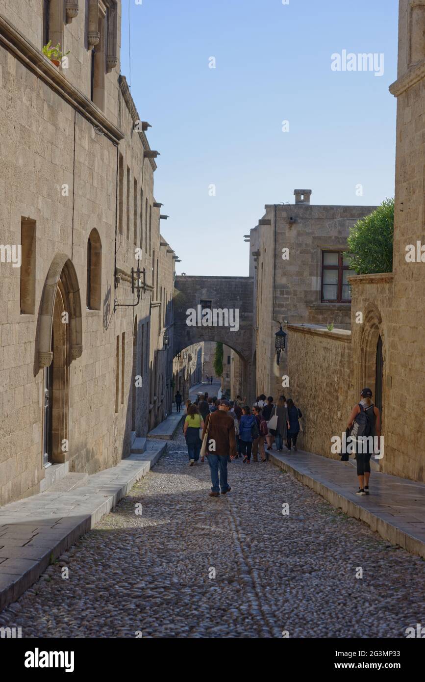 Touristengruppe auf der Straße der Ritter in der Altstadt, der enge Weg von der Innenstadt zum Palast des Großmeisters der Ritter von Rhodos, Griechenland Stockfoto