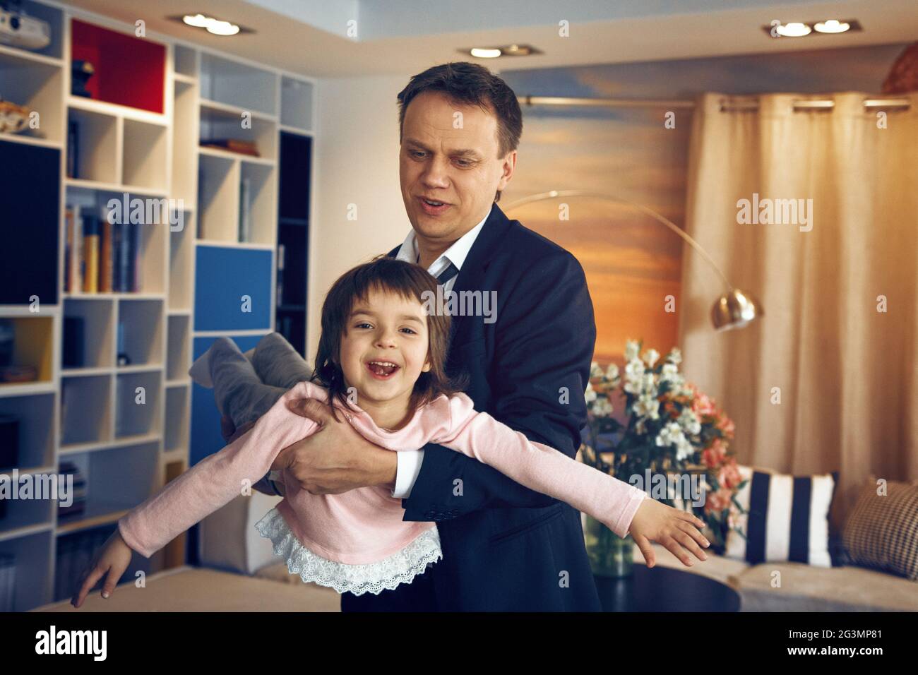 Vater Geschäftsmann spielt mit Tochter Stockfoto