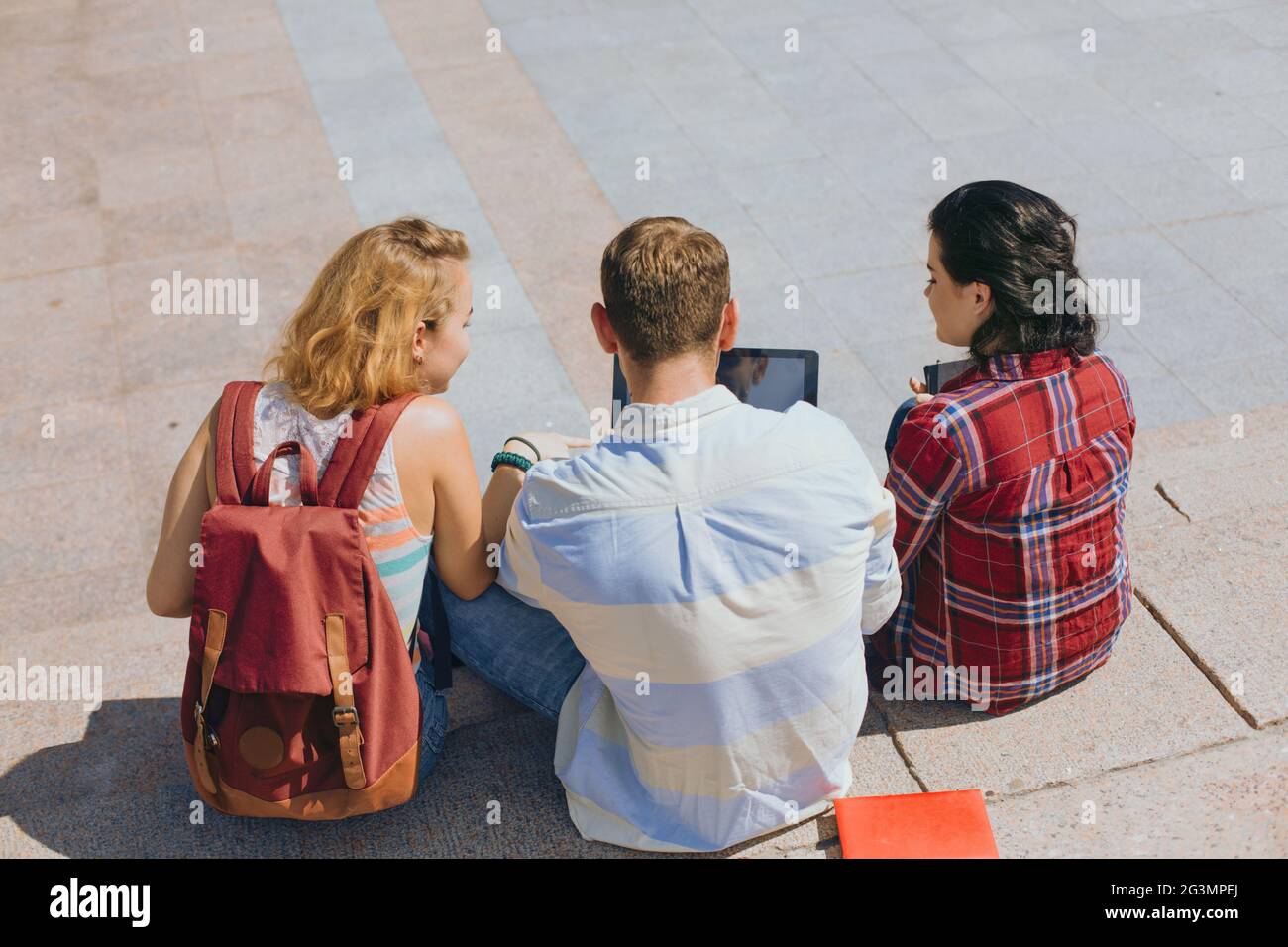 Rücken der Studenten sitzen auf Schritte Stockfoto