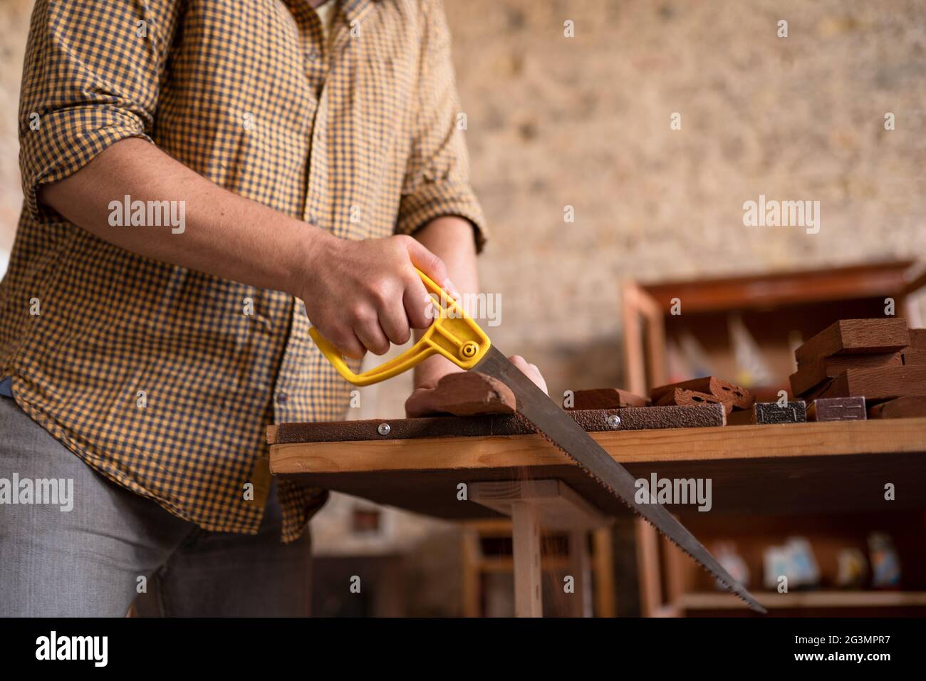 Nahaufnahme der einen Tischler Sägen von Holz Stockfoto