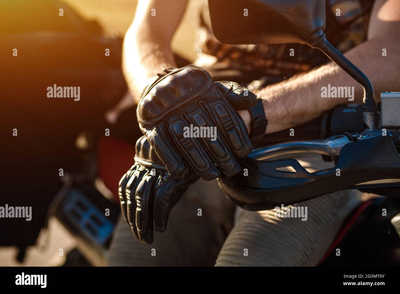 Nahaufnahme auf die Hände der Biker in Leder Handschuhe Stockfoto