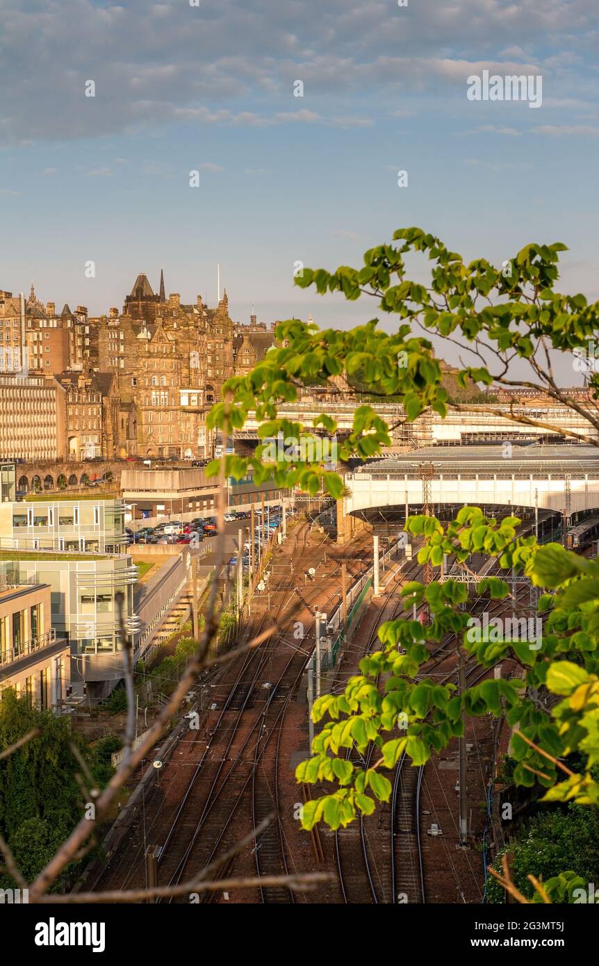 Edinburgh Waverley Bahnlinie zum Bahnhof Edinburgh Waverly mit Blick auf die Altstadt von Edinburgh, Edinburgh, Schottland, Großbritannien Stockfoto