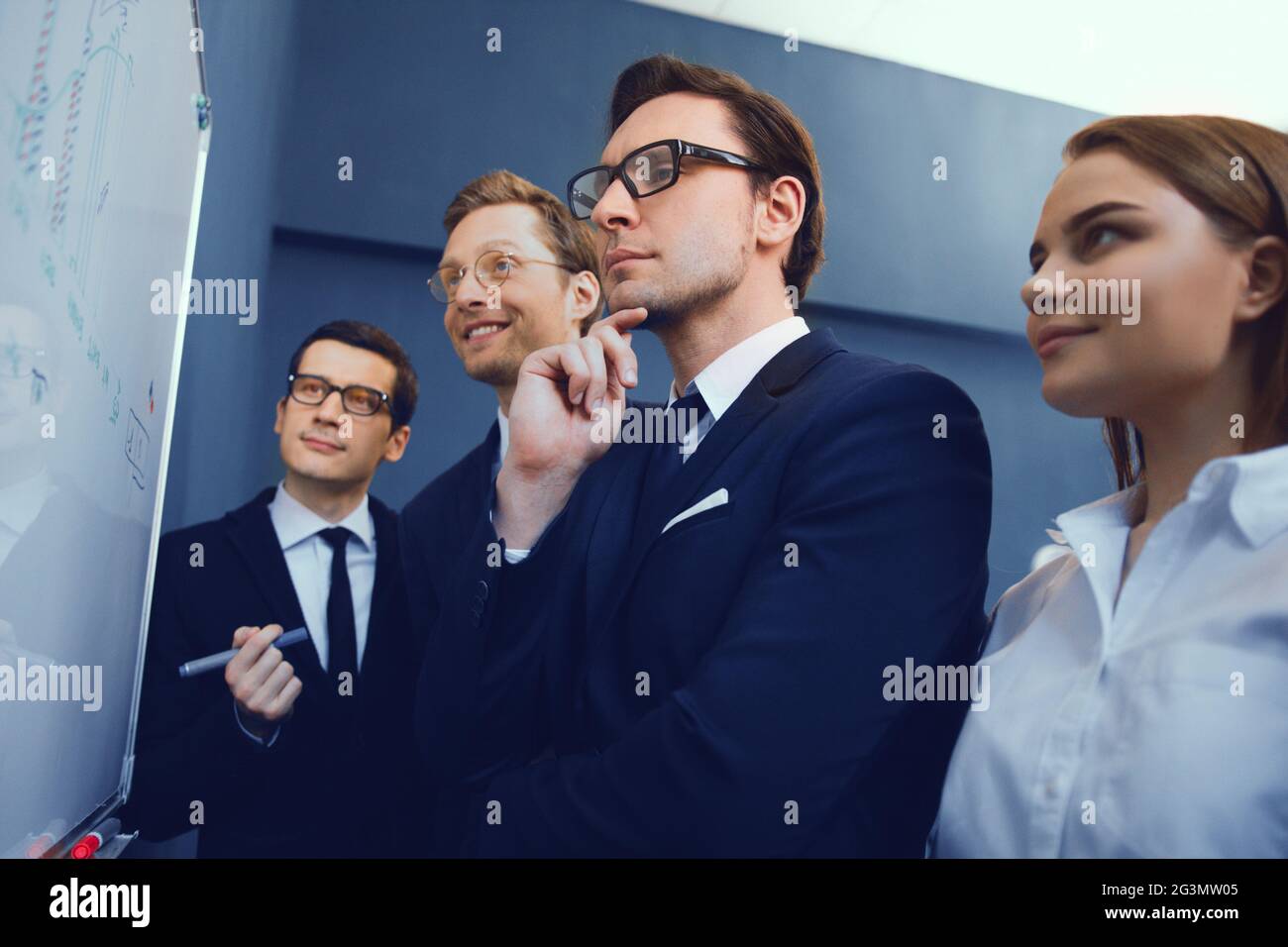 Geschäftsleute, auf Präsentation im Büro Stockfoto