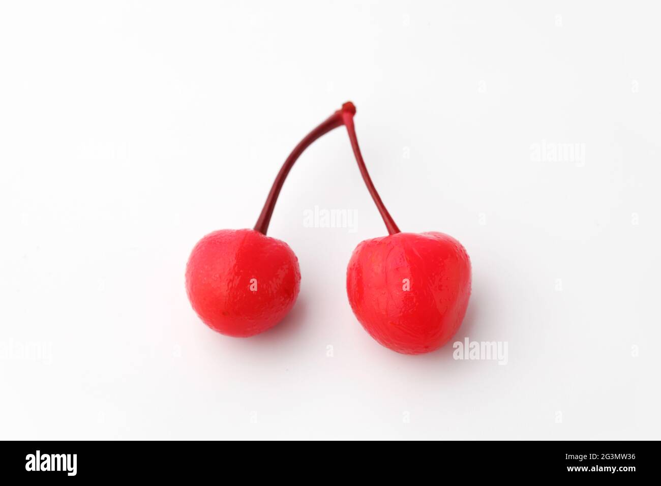 Rote Kirschen aus der Dose in Sirup isoliert auf weißem Hintergrund Stockfoto
