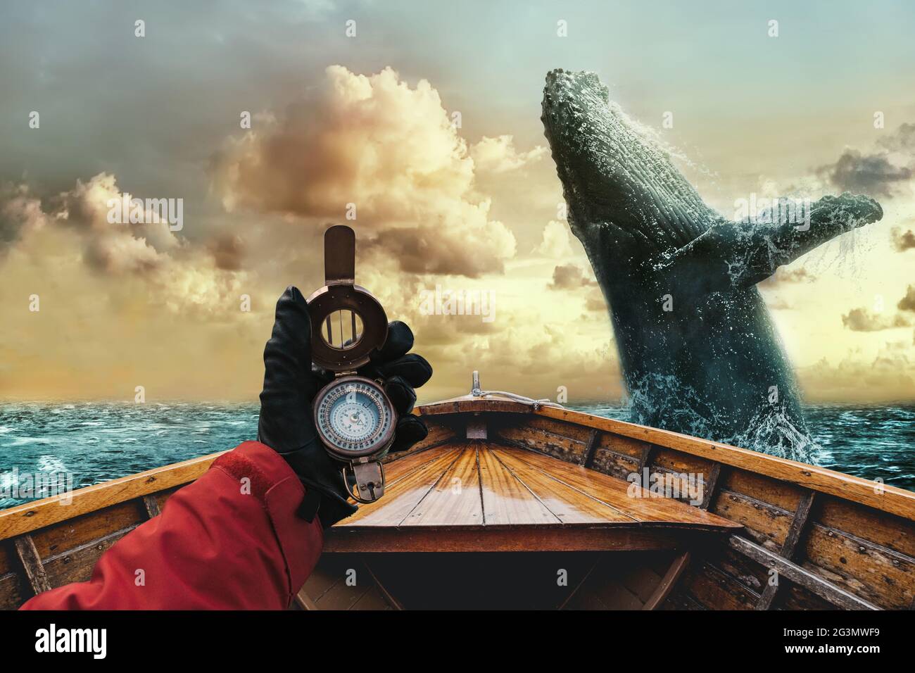 Epische Szene des Buckelwals, der vor einem Boot aus dem Wasser springt. Seemann hält einen Kompass in der Hand. Reisekonzept für Abenteuer. Stockfoto