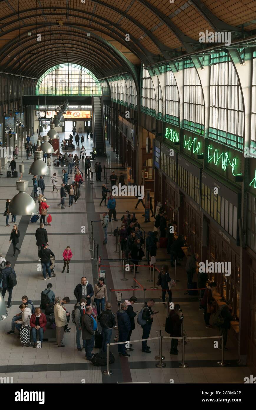 '21.10.2018, Breslau, Niederschlesien, Polen - Breslau Glowny Concourse, Ticketschalter auf der rechten Seite. 00A181021D063CAROEX.JPG [MODELLVERSION: NEIN, KORREKT Stockfoto