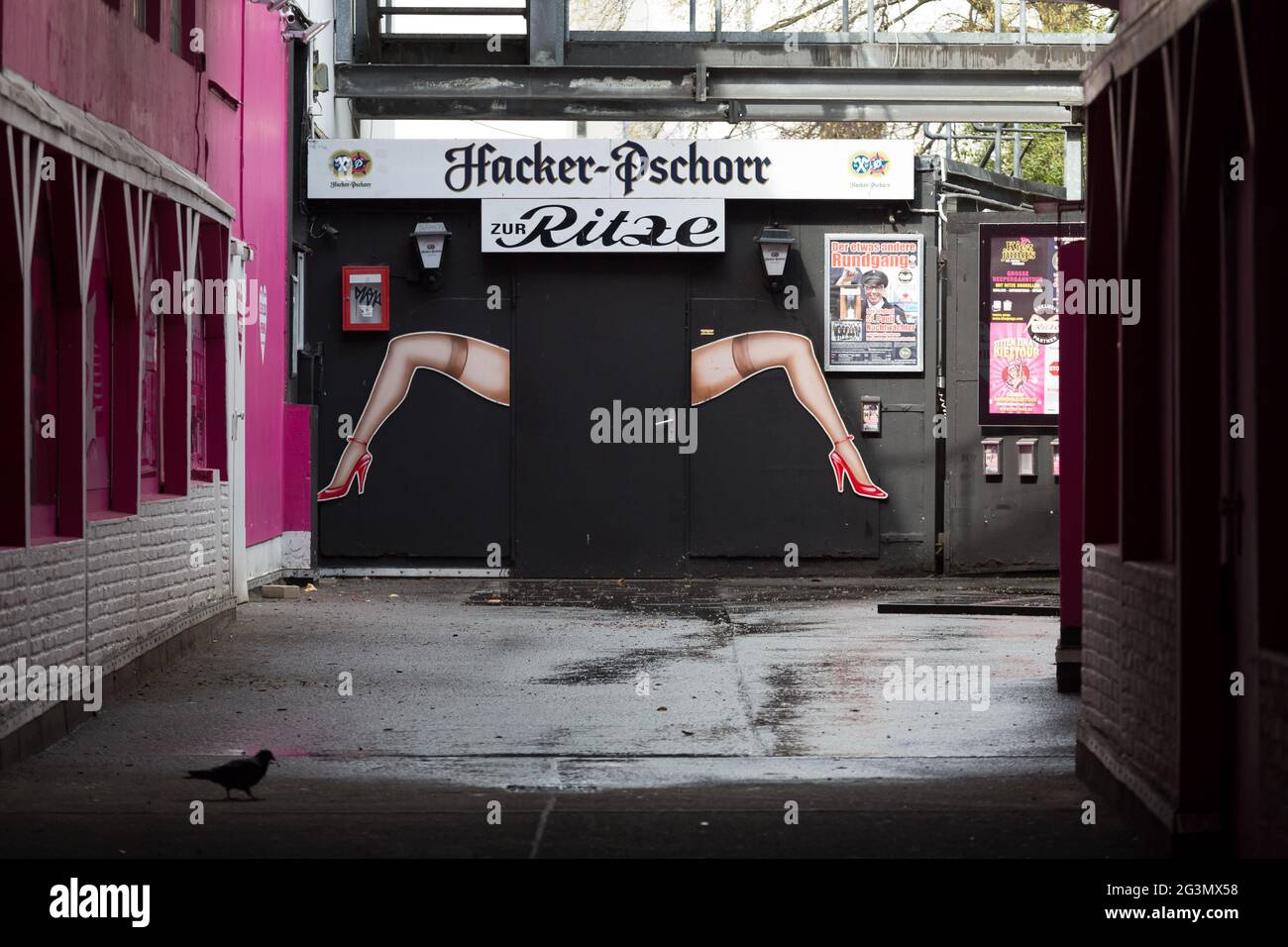 '07.04.2021, Hamburg, Hamburg, Deutschland - Stadtteil St.Pauli in der Corona-Tristesse, bekannter Eingang zum Kultpub zur Ritze, einem Nachbarschaftskneipe Stockfoto