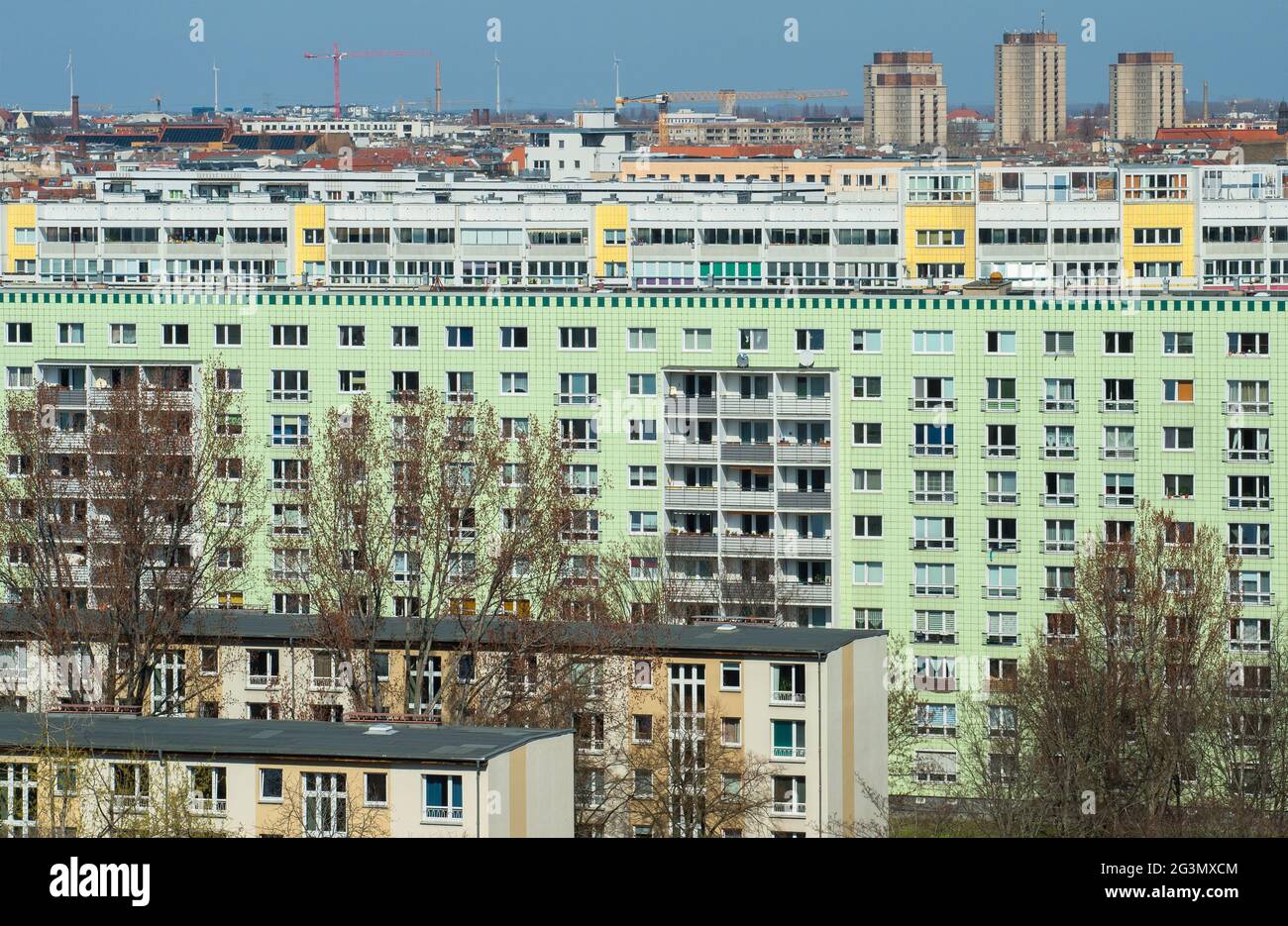 '30.03.2021, Berlin, Berlin, Deutschland - Wohnsiedlung in der Stadt Ost. 0CE210330D005CAROEX.JPG [MODELLVERSION: NICHT ZUTREFFEND, EIGENTUM RELEA Stockfoto