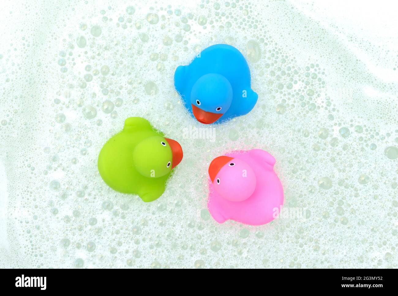 Rosa, grüne und blaue Ente in einer Badewanne Stockfoto