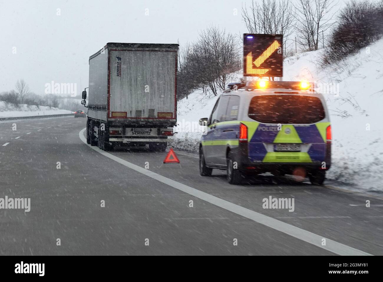 '11.02.2021, Pirna, Sachsen, Deutschland - Polizeifahrzeug der Autobahn, das einen abgebrochenen LKW auf der A4 sichert. 00S210211D786CAROEX.JPG [MODELLVERSION: NEIN, PROP Stockfoto