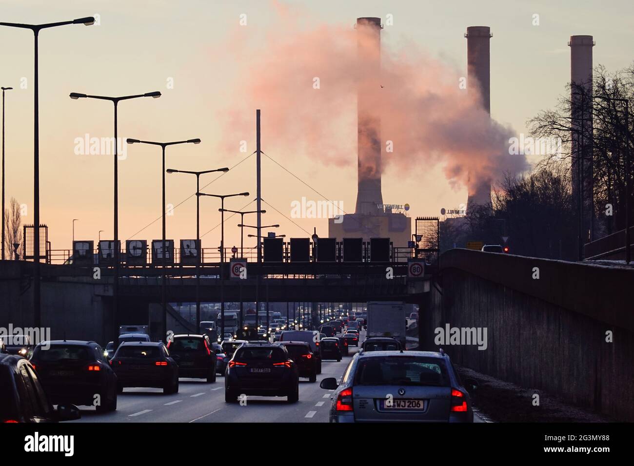 '15.02.2021, Berlin, , Deutschland - Autos auf der A100 vor den rauchenden Schornsteinen der KWK-Anlage Wilmersdorf. 00S210215D976CAROEX.JPG [MOD Stockfoto