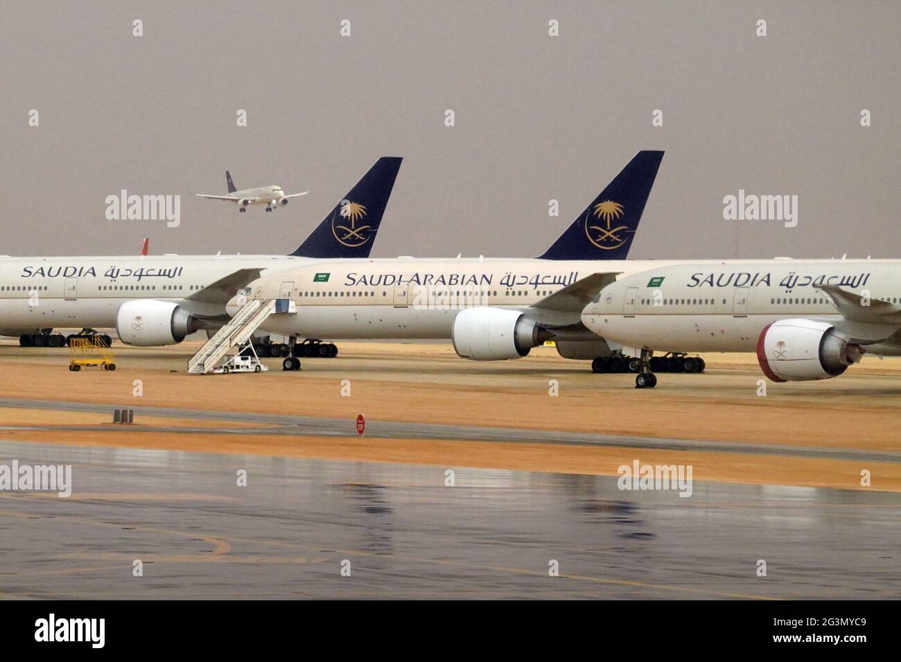 '21.02.2021, Riad, Riad, Saudi-Arabien - Flugzeug der Saudi Arabian Airlines auf dem Vorfeld des King Khalid International Airport. 00S210221D1108CAROEX.J Stockfoto
