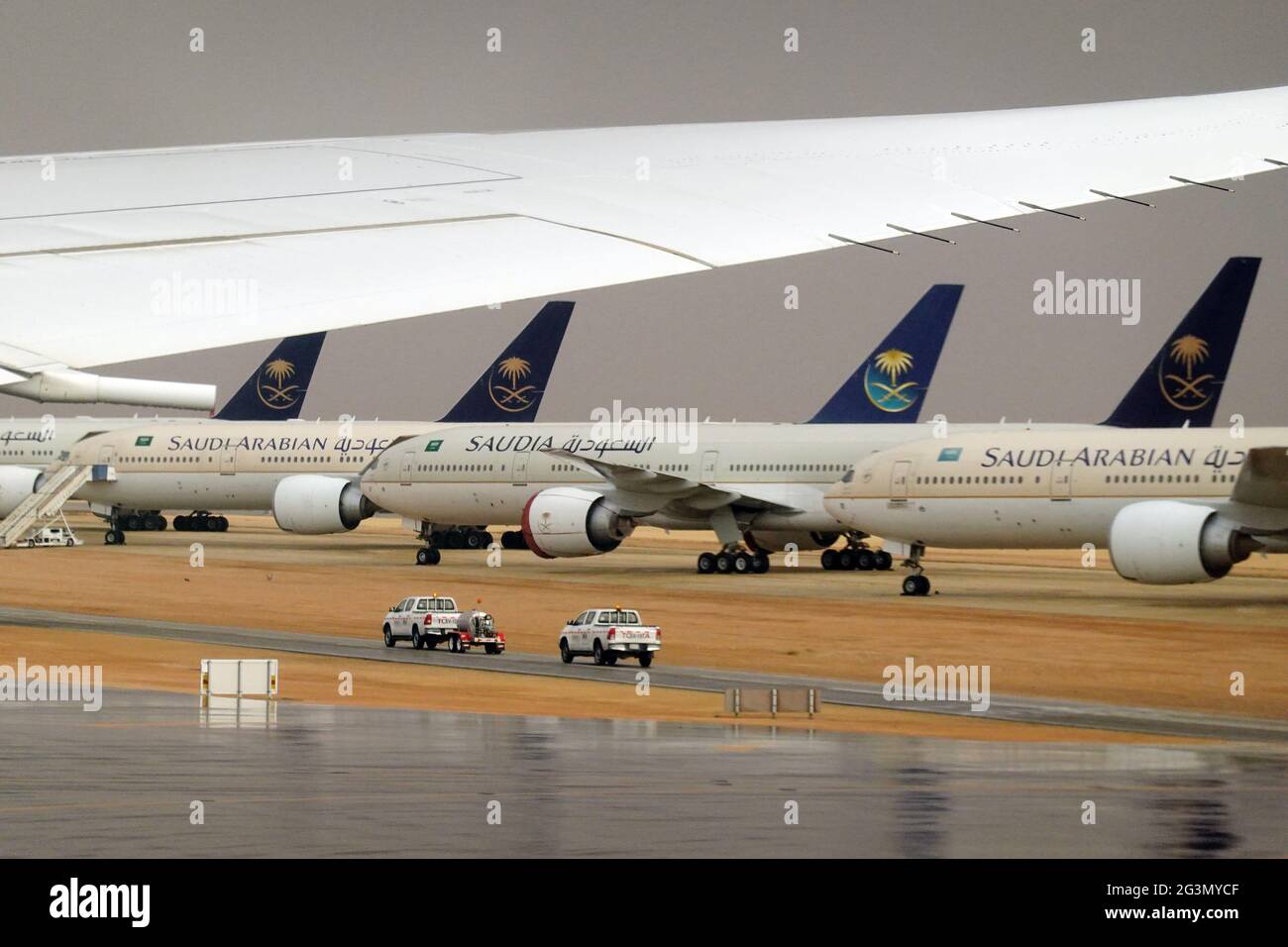 '21.02.2021, Riad, Riad, Saudi-Arabien - Flugzeuge der Saudi Arabian Airlines auf dem Asphalt am King Khalid International Airport. 00S210221D1109CAROEX.JPG Stockfoto