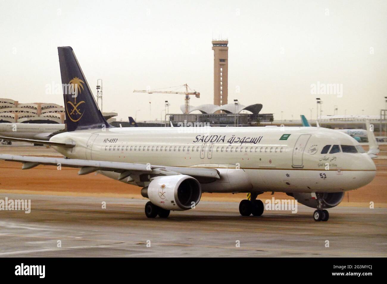 '21.02.2021, Riad, Riad, Saudi-Arabien - Airbus A320 von Saudi Arabian Airlines auf dem Vorfeld des King Khalid International Airport. 00S210221D1115CAROE Stockfoto